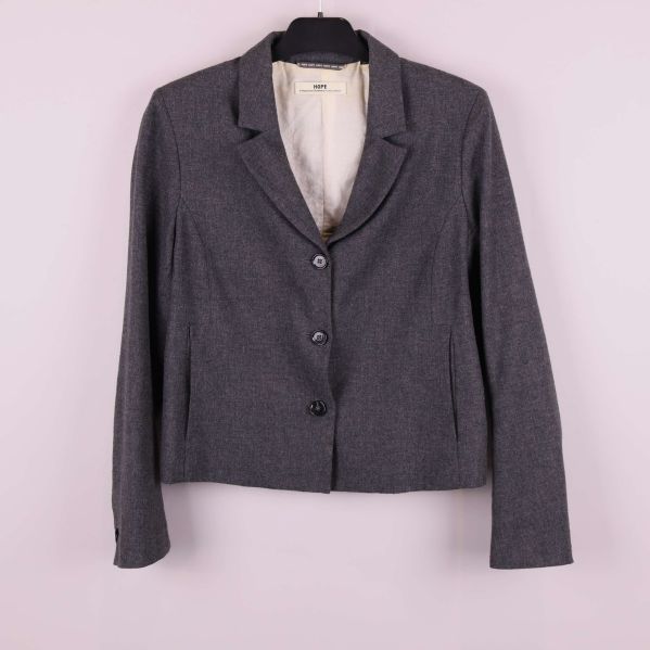 Grå kavaj med tre knappar och klassisk krage framifrån