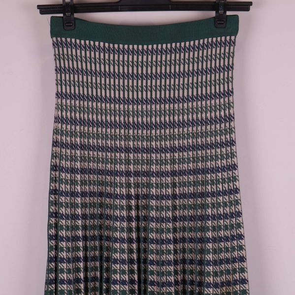 Detaljbild av kjolens mittparti och mönster