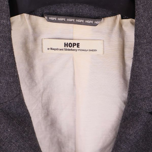 Kavajens innerfoder samt HOPE-logotyp tydligt synlig