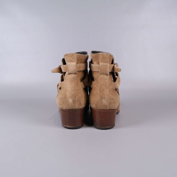 Bakdel av boots i beige mocka med bred klack