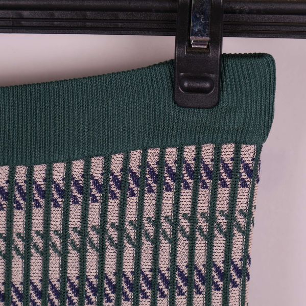 Närbild på kjolens elastiska midjeband i grönt