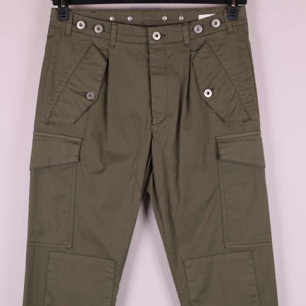 Framstycke på cargobyxa med detaljerade fickor och knappar