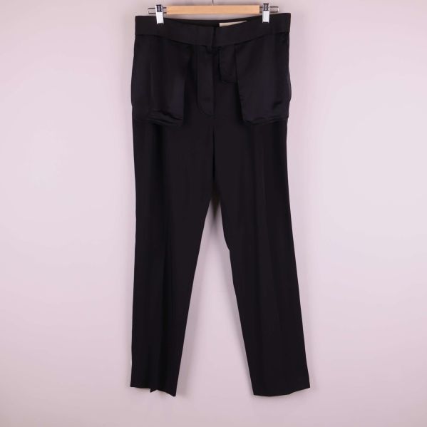 Svarta byxor med stora fickor framifrån