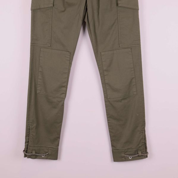 Nederdel av byxben med spänndetaljer och sömmar