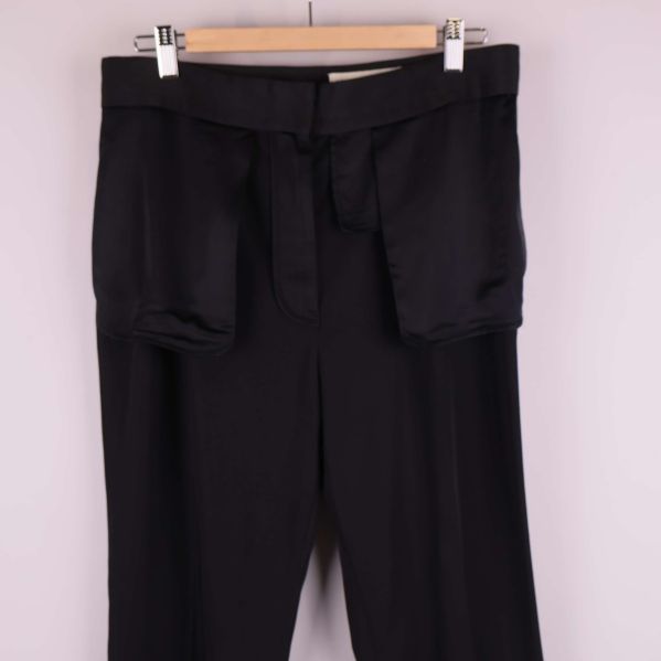 Närbild byxficka och midjepartiet fram