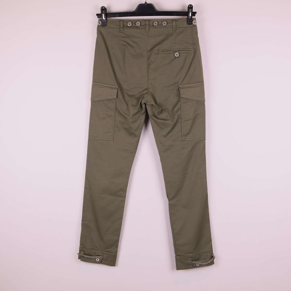 Baksidan av gröna cargobyxor med fickor och knappar