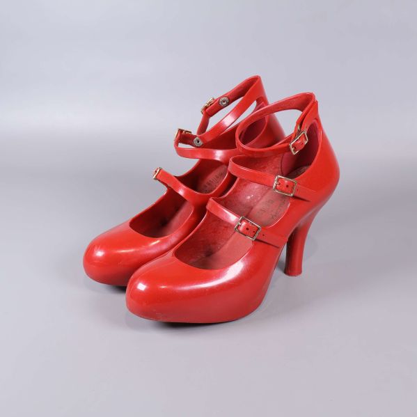 Röda pumps med tre remmar och höga klackar