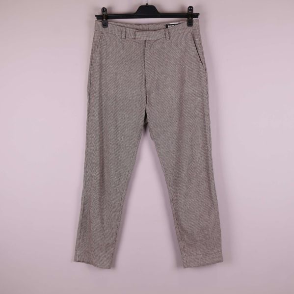 Randiga byxor med avsmalnande ben på galge framifrån