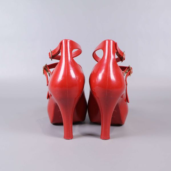 Baksidan av röda pumps med höga klackar