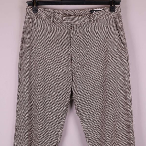 Närbild på midja och fickor på randiga byxor