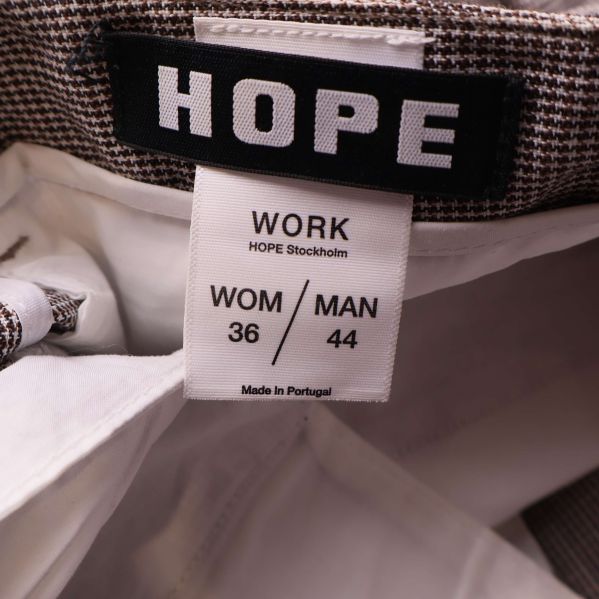 HOPE etikett och storlekslapp i midjan på byxan