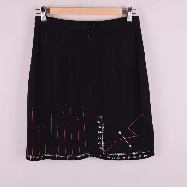 Svart kjol med grafiska linjer och mönster baktill