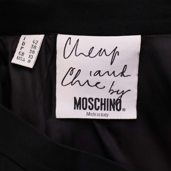 Närbild av Moschino Cheap and Chic etikett i kjolen