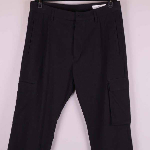 Detaljbild av byxans midja och fickor framtill