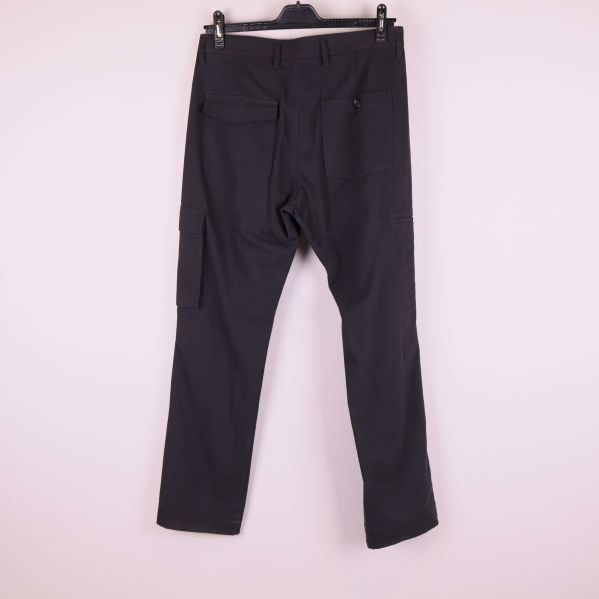 Svarta cargobyxor fotograferade bakifrån på galge