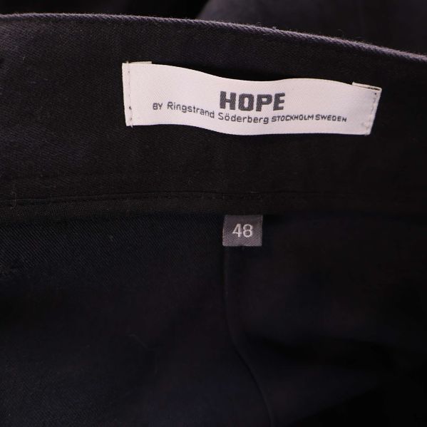 Närbild på HOPE etikett och storlekslapp 48
