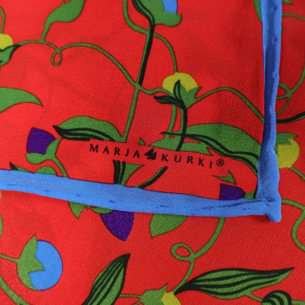 Närbild på Marja Kurki-logga och tygstruktur