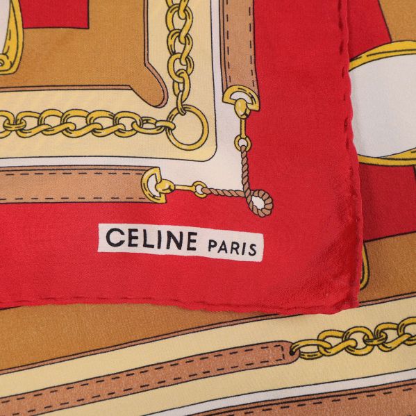 Närbild på Celine Paris-logga i ett hörn av scarfen