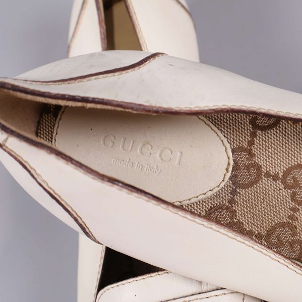 Närbild på innersula med Gucci-logga och monogram