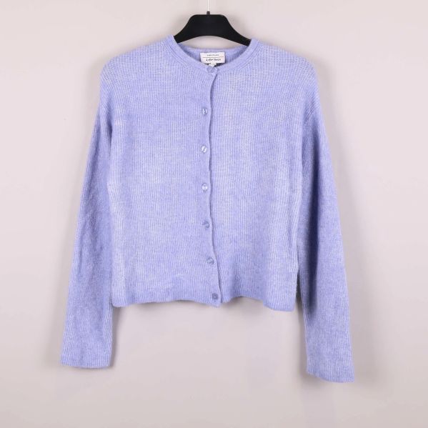 Ljuslila stickad kofta med rund hals och knappar framtill