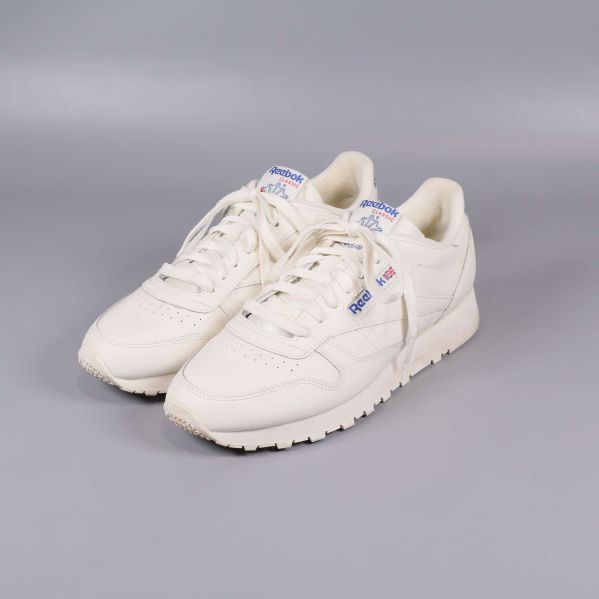 Vita Reebok sneakers i vinkel från sidan