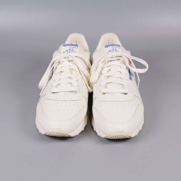 Vita Reebok sneakers framifrån med snören synliga