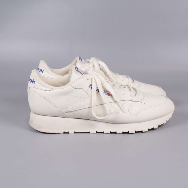 Profilbild av vita Reebok sneakers från vänster