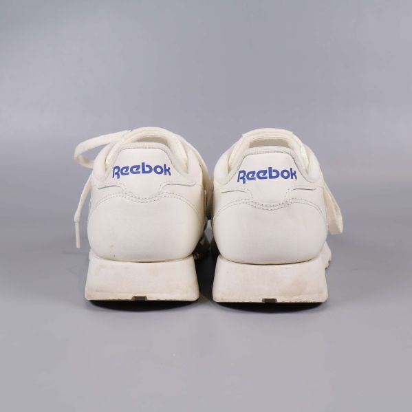 Baksidan av Reebok sneakers med blå logga synlig