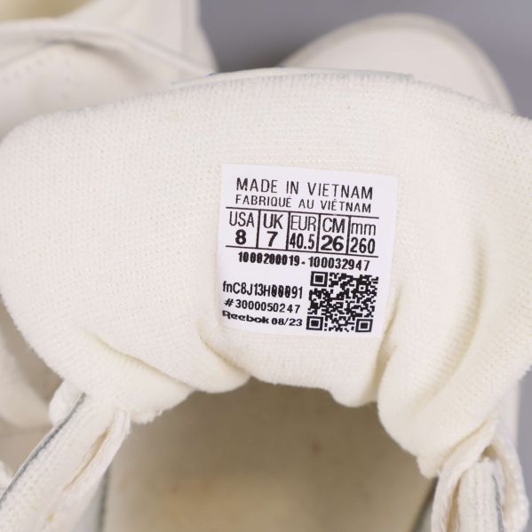 Storleksetikett på insidan av tungan på skon