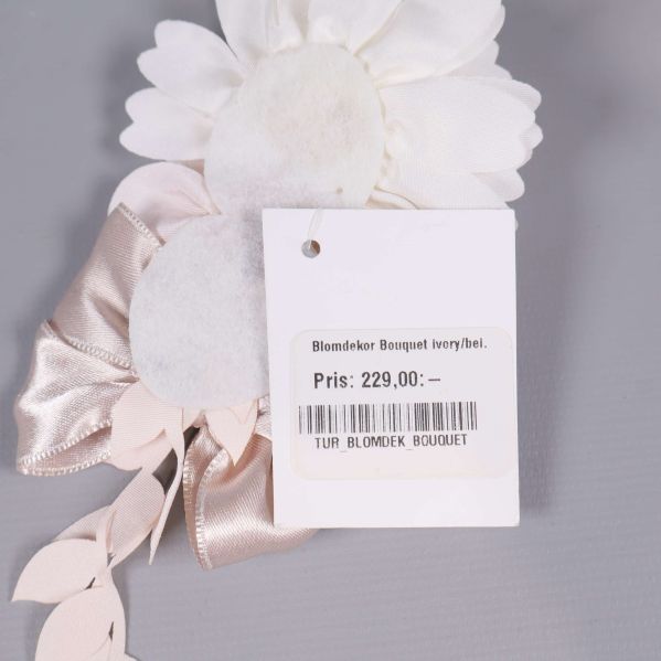 Baksida av blomdekor med etikett och prislapp