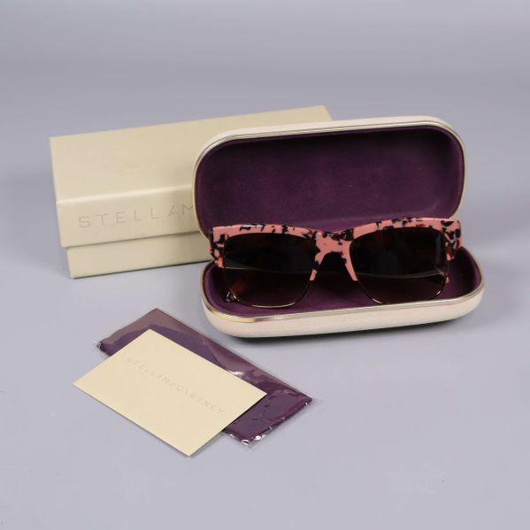 Solglasögon i etui, putsduk och kort syns