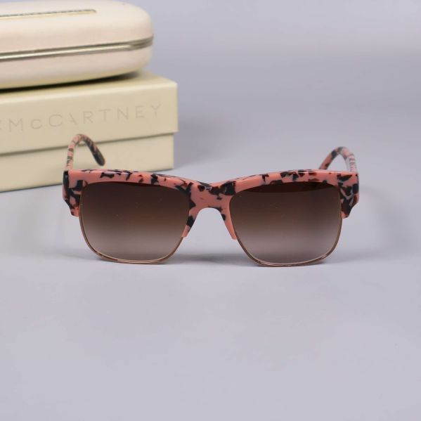 Fyrkantiga solglasögon i rosa och svart med brun lins