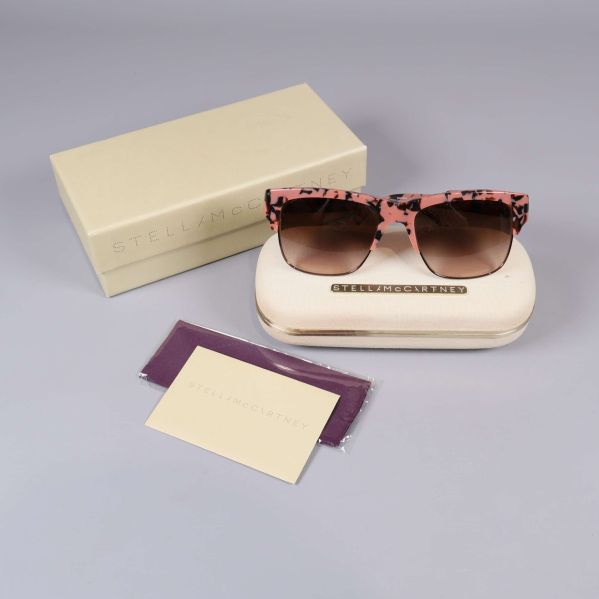 Rosa och svartmönstrade solglasögon med etui och putsduk