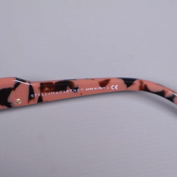 Närbild på bågens insida med text Stella McCartney