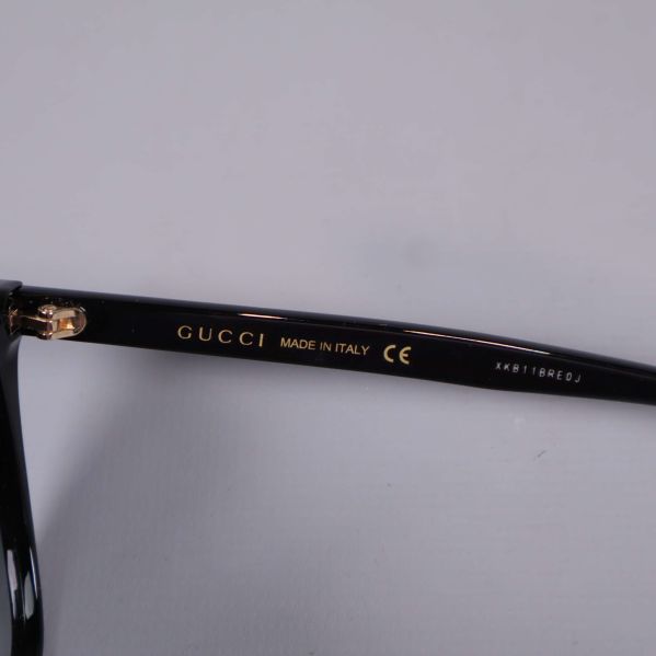 Närbild på insida av skalm med märkning 'Gucci Made in Italy'