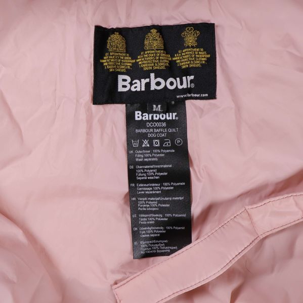 Närbild på Barbour-etikett och materialinformation inuti jackan