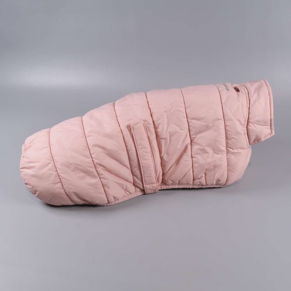 Hundjacka i ljusrosa visad från sidan mot grå bakgrund