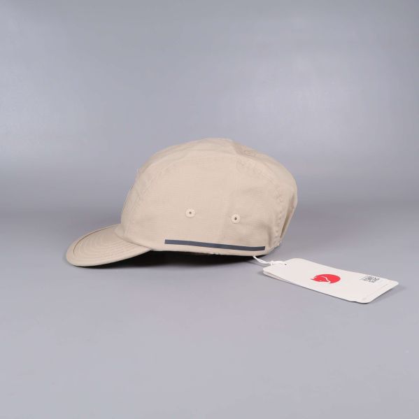 Baksidan av kepsen med resårdetalj