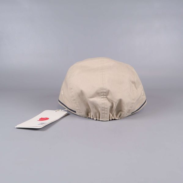 Insidan av keps med storleksetikett synlig