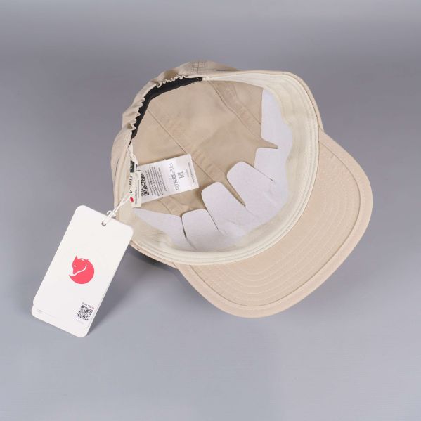 Närbild på inneretikett med materialinformation