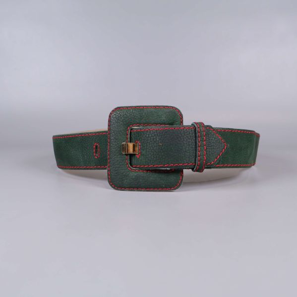 Brett grönt skärp med fyrkantigt spänne framifrån
