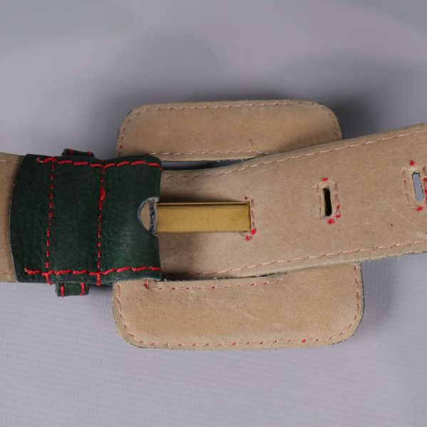 Närbild på insidan av skärpet och spänne i mässing