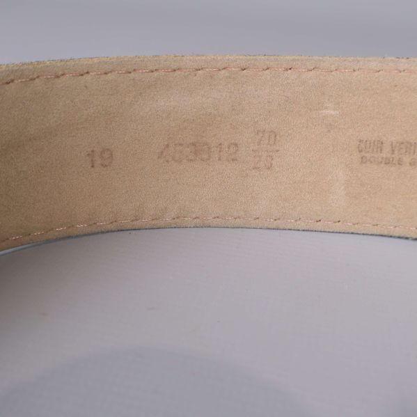 Stämplad materialtext på skärpets insida