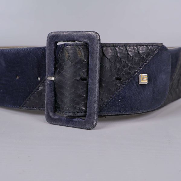 Bältets dekorationer och materialskiftningar syns tydligt