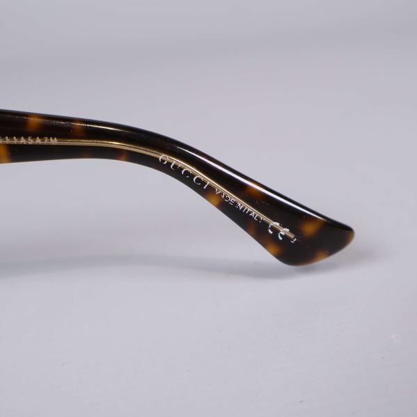 Närbild på insida av skalm med text och mönster