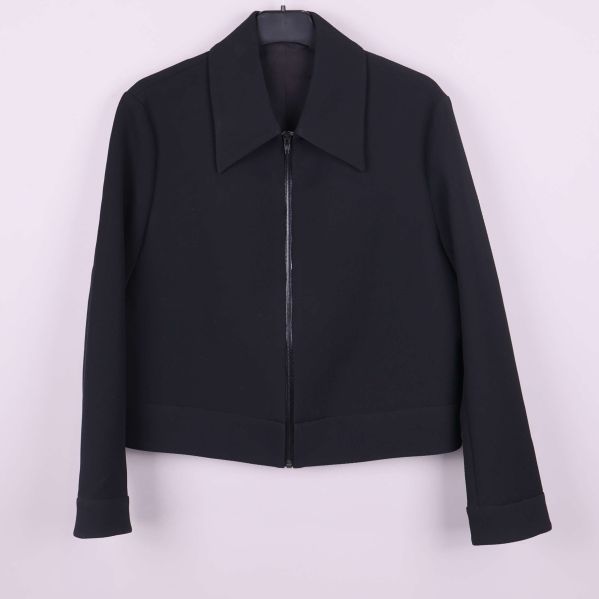 Kort svart jacka med dragkedja och klassisk krage framifrån