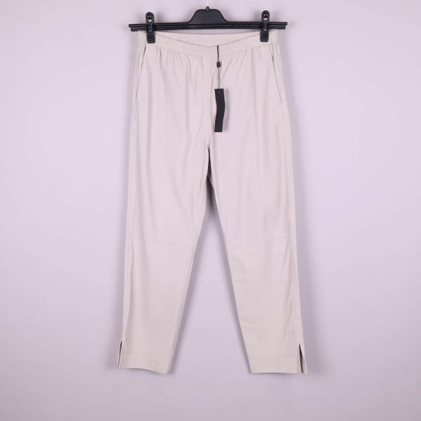 Ljusa sportiga byxor med elastisk midja upphängda på galge