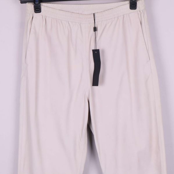 Närbild av midja och fickor på sportiga byxor