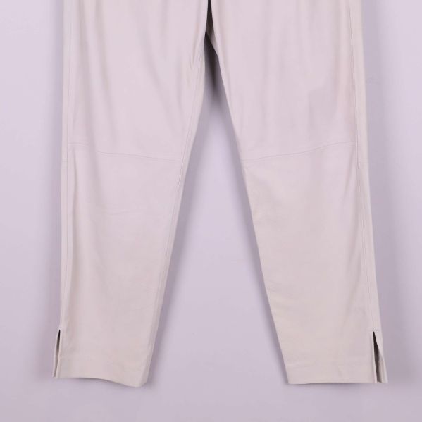 Slitsar på benens nedre del på ljusa byxor