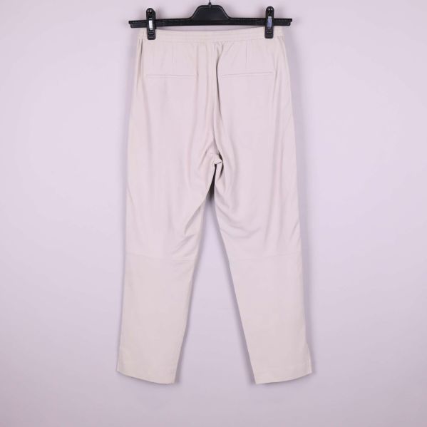 Baksidan av ljusa byxor med fickdetaljer